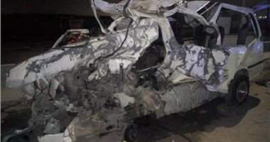 أوناش المرور ترفع حطام حادث تصادم سيارة نقل وميكروباص بطريق مطار القاهرة
