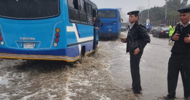 صور..مدير مرور القاهرة يشرف على تنظيم حركة السيارات أثناء هطول الأمطار