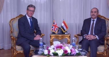 وزير الطيران يستقبل سفير بريطانيا بالقاهرة لبحث سبل تعزيز التعاون بين الدولتين