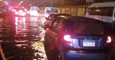 المياه تغرق حى النزهة وتكدس السيارات بسبب الأمطار