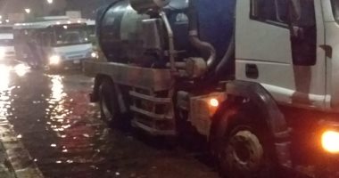 "مياه القليوبية " تكثف أعمال رفع تراكمات مياه الأمطار بشوارع المحافظة