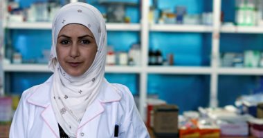 ممرضة عراقية تقضى العطلة الأسبوعية فى خياطة الجروح ببغداد