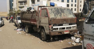 سيارات القمامة والمخلفات بجانب العمارات... شكوى سكان زهراء المعادى