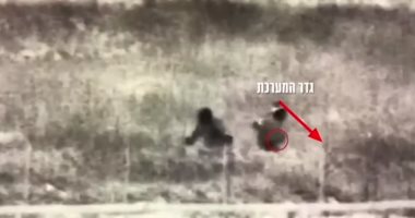 شاهد.. كيف تعاملت جرافة إسرائيلية مع جثة فلسطينى سقط برصاص الاحتلال فى غزة