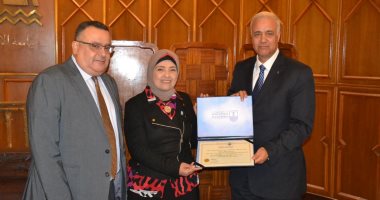 رئيس جامعة الإسكندرية يكرم دكتورة لاختيارها ضمن أكثر 10 سيدات إلهاماً بمصر