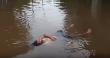 شاهد.. الإندونيسيين يحولون الفيضانات إلى حمام سباحة