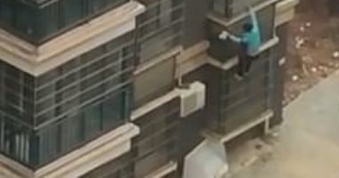 صينية مريضة بالفصام تهرب متسلقة الجدران إلى أسفل هربا من أبنها..فيديو وصور