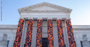 2400 سترة نجاة لاجئين تتحول لعمل فني وتغطى أعمدة متحف للفنون بأمريكا
