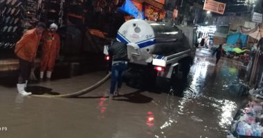 صور.. رئيس مدينة شبين القناطر يرفع تراكمات مياه الأمطار من الشوارع 