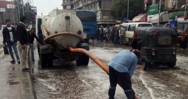 توزيع سيارات لشفط مياه اﻷمطار بمحاور القاهرة و الجيزة لمنع الحوادث