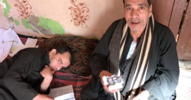 فيديو.. مأساة شاب في الغربية مصاب بضمور في المخ ووالده يطالب بمعاش لعلاجه