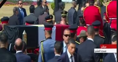 جثمان الرئيس الأسبق حسنى مبارك يغادر مسجد المشير لبدء مراسم الجنازة 