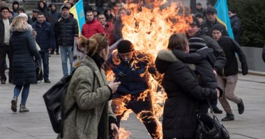 صور.. رجل يشعل النار فى جسده بمحيط المكتب الرئاسى فى أوكرانيا