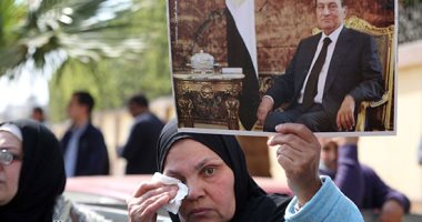 سيدات تودعن الرئيس الأسبق حسنى مبارك بالدموع والدعاء خلال تشييع جثمانه
