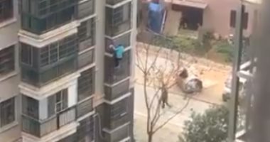 "قلبها ميت".. مسنة صينية حبسها ابنها فهربت بالنزول على واجهة المبنى.. فيديو