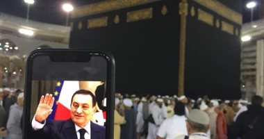 "عمرو" يؤدى عمرة عن الرئيس الأسبق مبارك وقت صلاة الجنازة عليه
