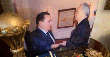 نجل سمير زاهر ينشر صورة لوالده مع مبارك : "رجال تعلمنا منهم الشهامة"