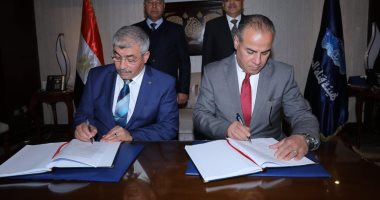 وزير النقل ورئيس قناة السويس يشهدان توقيع عقد إنشاء محطة متعددة الأغراض بالإسكندرية