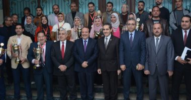 رئيس جامعة طنطا يكرم الفائزين بالمراكز الأولى فى أسبوع الجامعات الأول بسوهاج