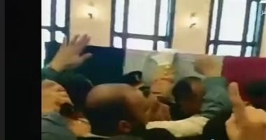جمال مبارك يحمل نعش والده لأداء صلاة الجنازة عليه فى مسجد المشير طنطاوى 