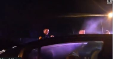 الشرطة الأمريكية تنقذ امرأة محاصرة داخل سيارة محترقة بولاية كونيتيكت.. فيديو