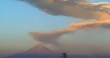 "مشهد سينمائى".. ألسنة دخان بركان بوباكتبيتل تغطى سماء المكسيك.. فيديو