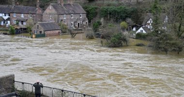 غرق عشرات البيوت والشوارع بسبب فيضان نهر سيفرن ببريطانيا 