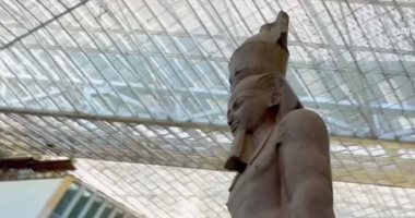 وصول قطع أثرية ضخمة إلى المتحف المصرى الكبير لعرضها بالدرج العظيم