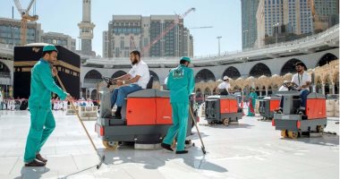 غسل وتعقيم المسجد الحرام 4 مرات يوميا ورفع 13500 سجادة بسبب كورونا - 
