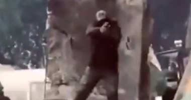 مسلح عراقى يرقص بعد مقتل متظاهرين فى ساحة الخلانى ببغداد.. فيديو