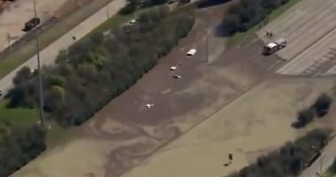 غرق سيارات على طريق سريع في تكساس لكسر خط المياه الرئيسي.. فيديو  