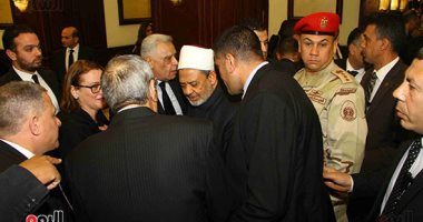شيخ الأزهر الشريف يشارك في عزاء الرئيس الأسبق محمد حسنى مبارك