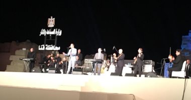 مدحت صالح يبدأ حفله بأغنية "هنشيل بلادنا" فى مهرجان دندرة للموسيقى