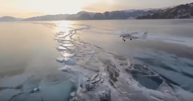 مهارة خارقة".. طائرة تهبط على جليد بحيرة البايكال.. فيديو