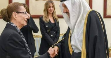 الأمير منصور بن متعب يقدم العزاء لسوزان مبارك بمسجد المشير