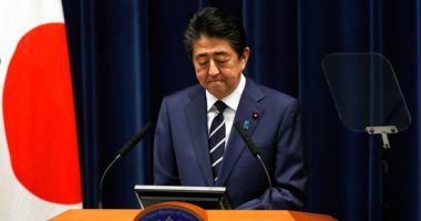 رئيس وزراء اليابان يعقد مؤتمرا صحفيا عن كورونا وسط حضور بـ"الكمامات"
