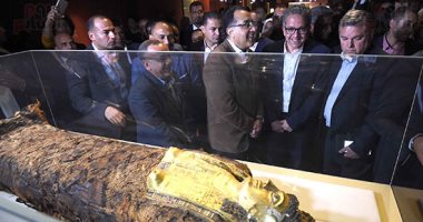 رئيس الوزراء يفتتح متحف الغردقة للزوار ويجري حواراً مع بعض السائحين.. صور
