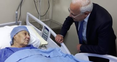 محافظ بورسعيد يزور الفدائية زينب الكفراوى بالمستشفى للاطمئنان على صحتها.. صور