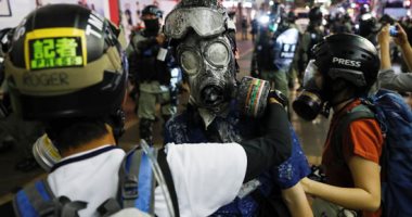 بالكمامات.. عودة حرب الشوارع فى هونج كونج والشرطة تطلق الغاز المسيل للدموع