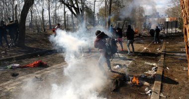 اشتباكات بين المهاجرين والشرطة اليونانية عند حدود تركيا