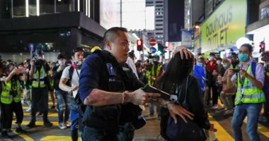 كر وفر بين شرطة مكافحة الشغب والمتظاهرين فى هونج كونج