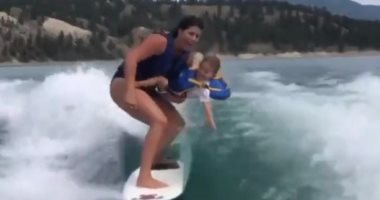 سوبر ماما.. سيدة تمارس رياضة التزلج على الماء مع طفلها.. فيديو