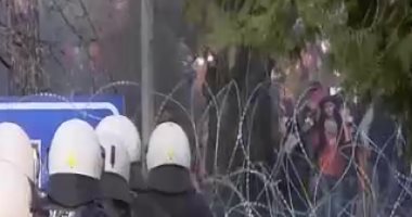 الشرطة اليونانية تطلق قنابل الغاز لصد اللاجئين عن حدودها 