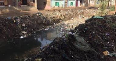سكان قرية زاوية رزين بالمنوفية تناشد ردم الترعة للتخلص من إلقاء القمامة فيها