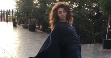ميريام فارس تداعب كلبها في فيديو طريف.. والأخير يسحبها من ملابسها