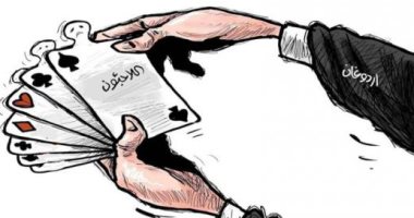 كاريكاتير صحيفة سعودية.. أردوغان يستخدم اللاجئين كورق الـ"كوتشينه"