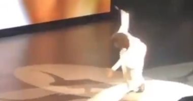 سقوط أوبرا وينفرى على المسرح أثناء حديثها عن "التوازن".. فيديو