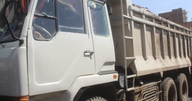 صور.. ضبط 10 سيارات نقل تلقى مخلفات الرتش فى شوارع الجيزة