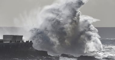 مصرع 3 أشخاص وإصابة 17 آخرين فى موجة قوية على شاطئ بجنوب أفريقيا