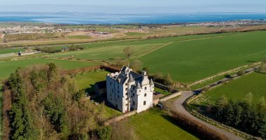 لمحبى التاريخ.. قلعة اسكتلندية للبيع بـ1.9 مليون جنيه إسترلينى.. وهذه قصتها